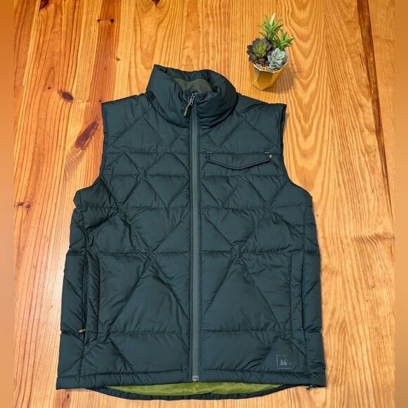REI Co-op Therum Down Filled Puffer Vest Mens MED Forest Green Exterior Full Zip - Picture 1 of 8